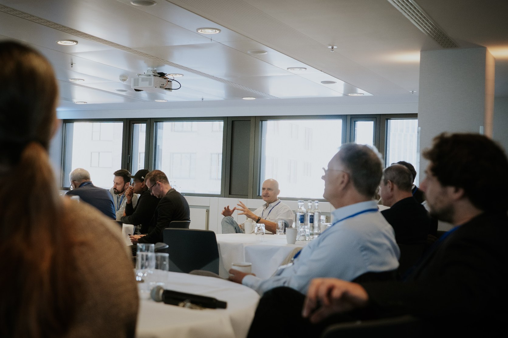 Teilnehmende an Tischen beim Forum am 26. September 2026